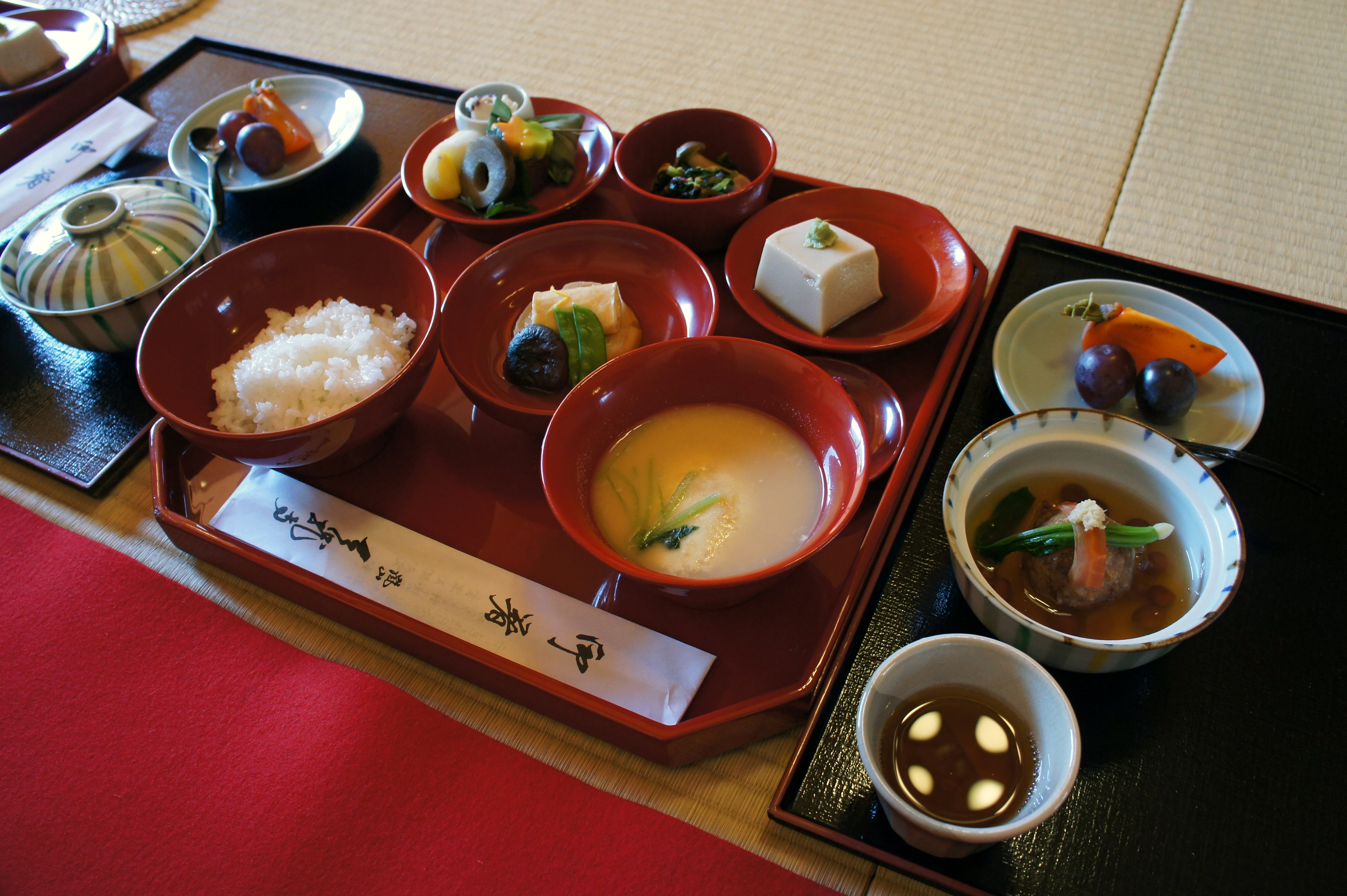 Японский обед. Японские блюда. Традиционные японские блюда. Традиционная японская кухня.